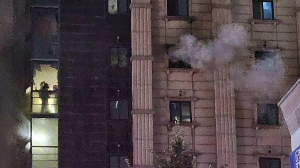  При скок от пламнал хотел: Двама умират, откакто надуваемият матрак се обръща (ВИДЕО) 