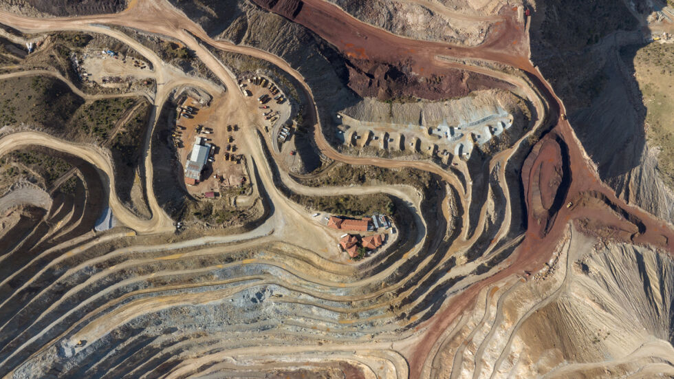  Директор на миннодобивна компания: „ След като дойдат заран, желая да ги държа в плен през целия ден “ 