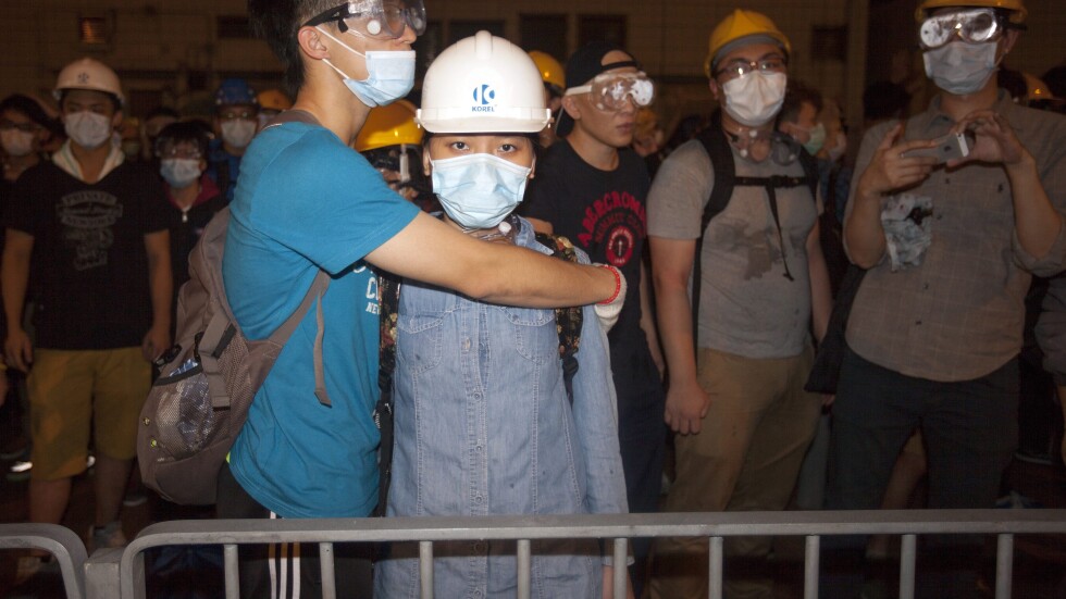 Десетки демонстранти арестувани от полицията в Хонконг (СНИМКИ)