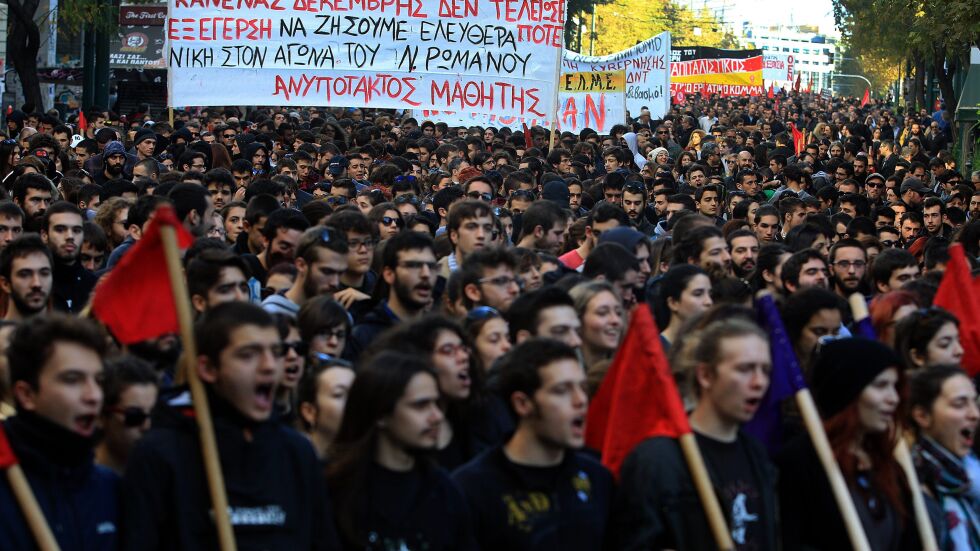 Десетки хиляди на протест в Гърция в памет на убит от полицай тийнейджър (СНИМКИ)