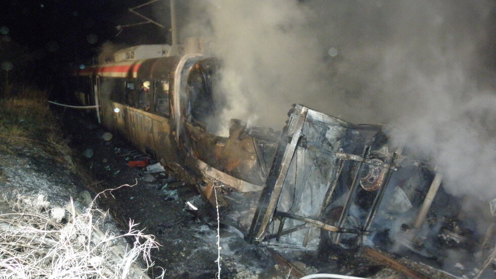 Влакът Кулата-София се запали след сблъсък с ТИР (СНИМКИ)