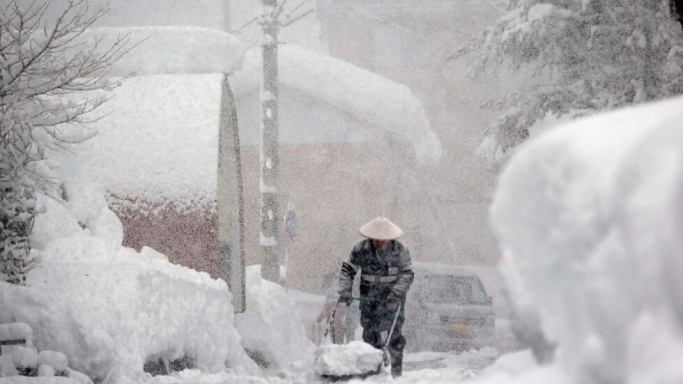 Снежната буря в Япония взе поне 5 жертви