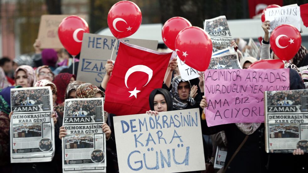 Обвинения в тероризъм заплашват двама турски опозиционни журналисти