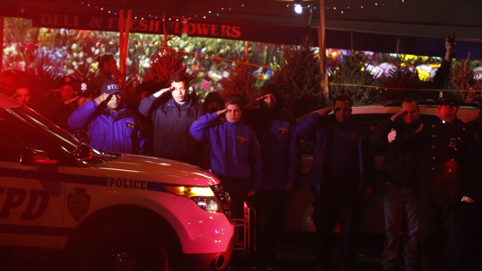 Въоръжен мъж застреля двама нюйоркски полицаи и се самоуби (СНИМКИ)