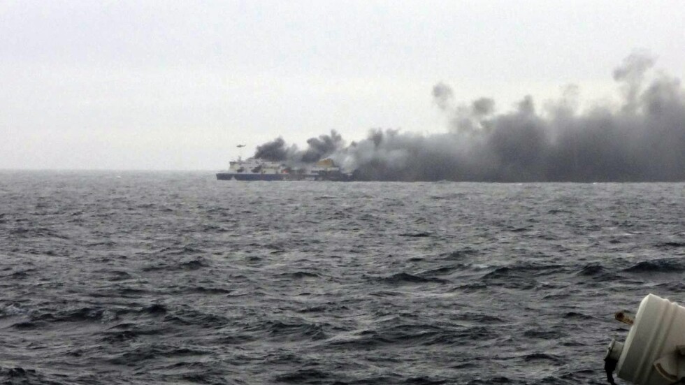 Двама българи са спасени от горящия ферибот (СПИСЪК И ВИДЕО)