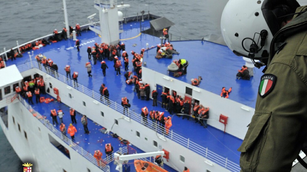 Две българки са спасени от пламналия ферибот (СНИМКИ И ВИДЕО)