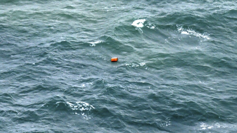 Останки от изчезналия самолет на AirAsia открити в морето (СНИМКИ)