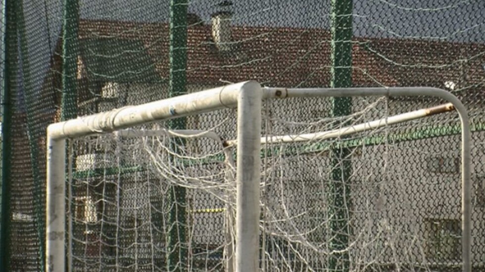 Футболна врата затисна 14-годишно момче на игрище в Пазарджик 