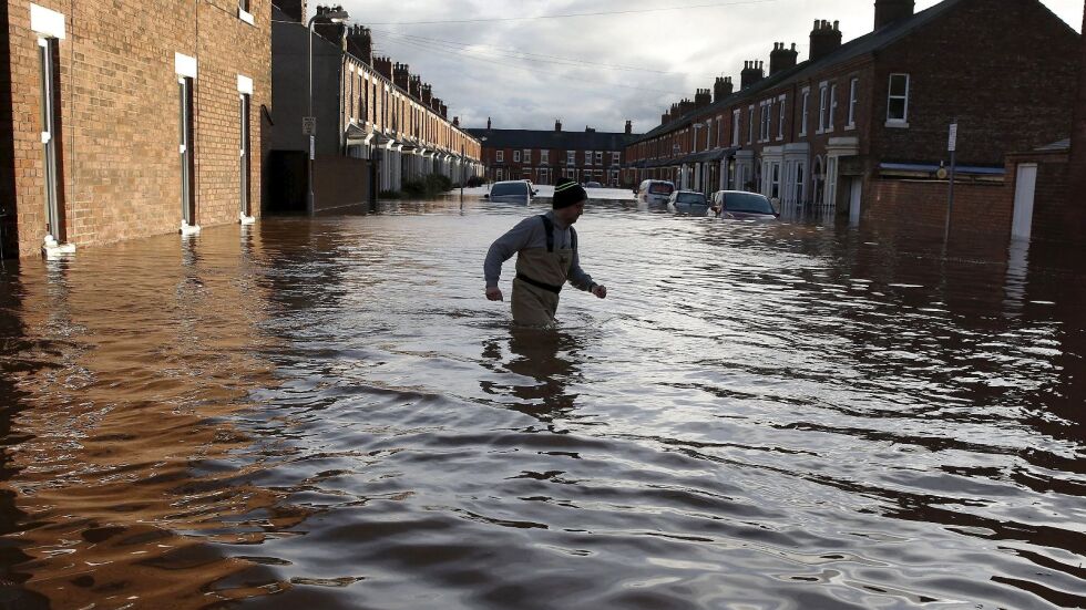 Великобритания се бори с последиците от тежки наводнения