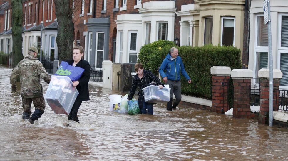 Камерън обеща помощ на пострадалите при наводненията