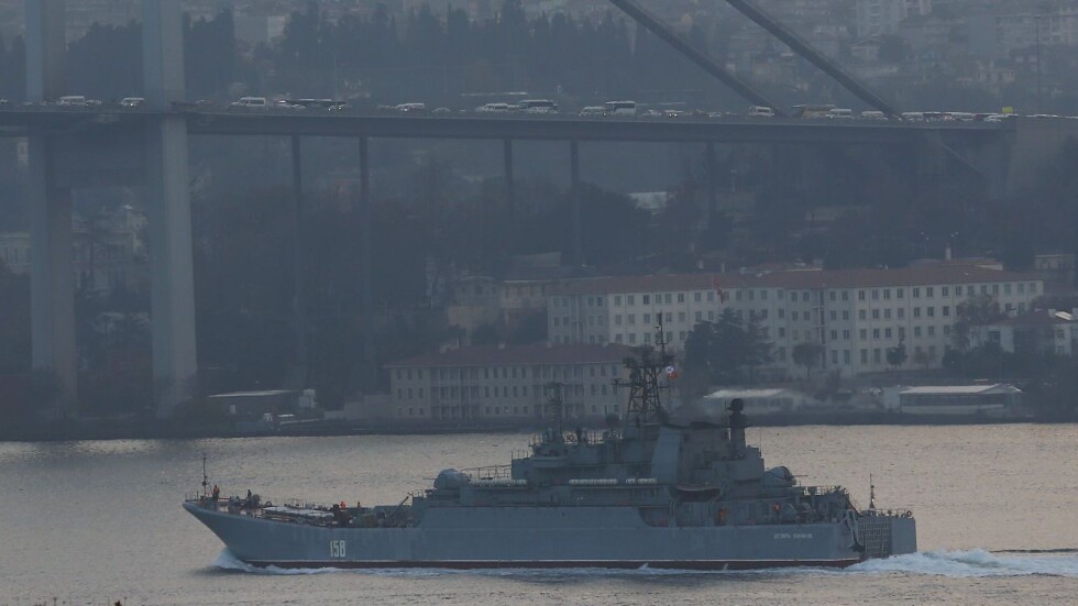Турция: Няма решение да се затворят Дарданелите и Босфора за руски кораби