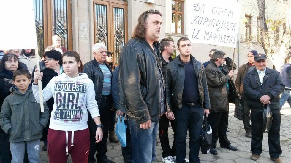 Над 100 души се събраха на протест пред съда в Пазарджик