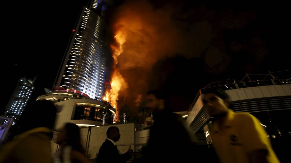 Огромен пожар избухна в небостъргач в Дубай (СНИМКИ И ВИДЕО)