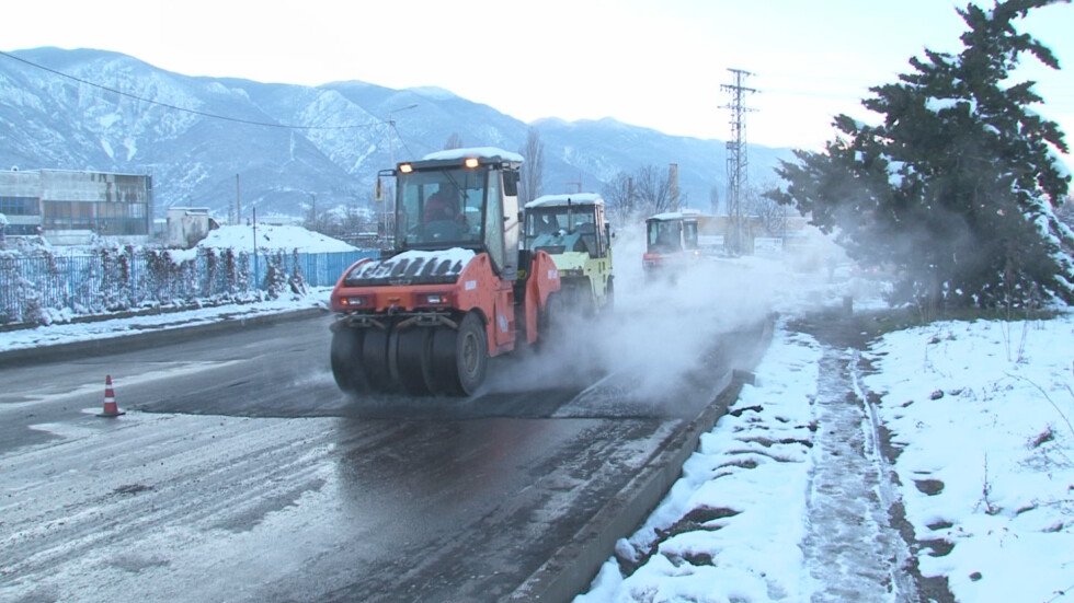 Във Враца асфалтират булеварди посред зима