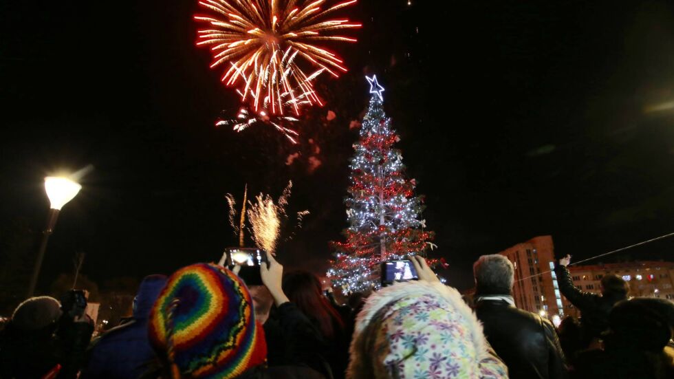Запалиха светлините на коледната елха в София