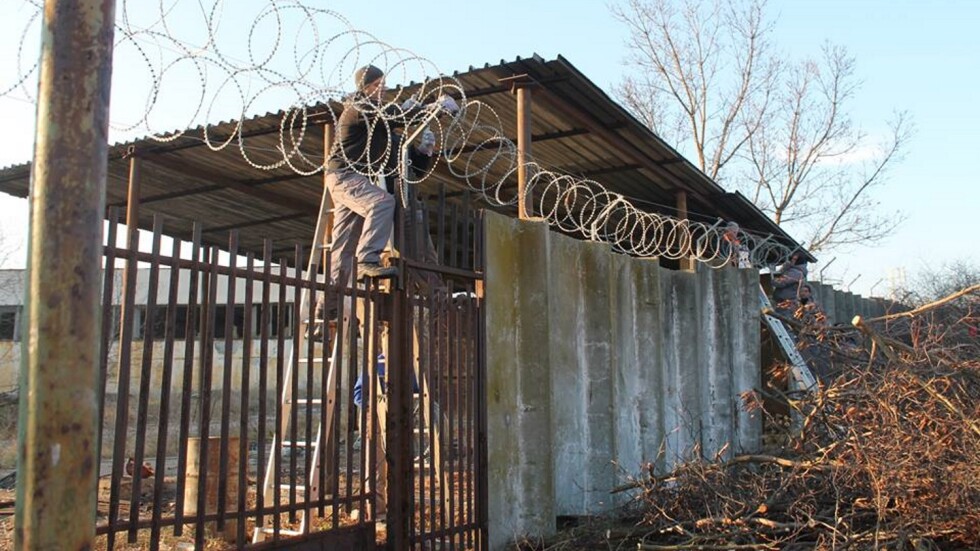 Строителството на оградата около бежанския лагер в Харманли завърши