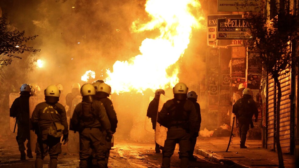 Безредици избухнаха в Атина по време на протест (СНИМКИ И ВИДЕО)
