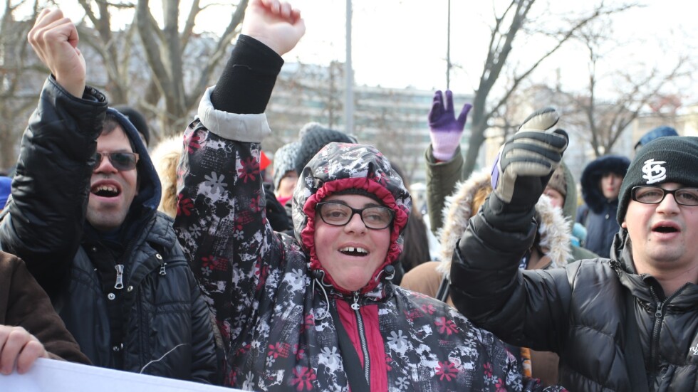 Родители на деца с увреждания излязоха на пореден протест в София (СНИМКИ)