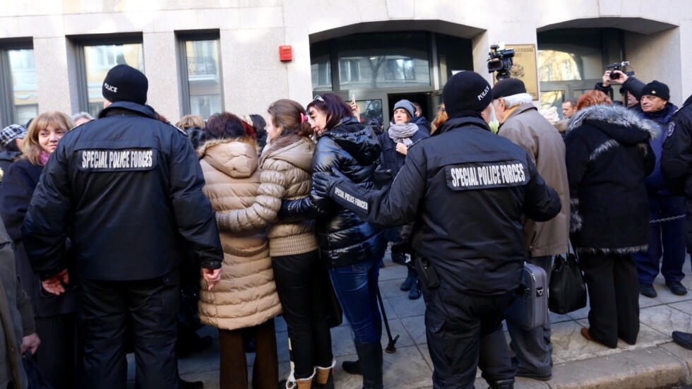 Съдии скандираха "Мафия!" пред ВСС (ОБЗОР)