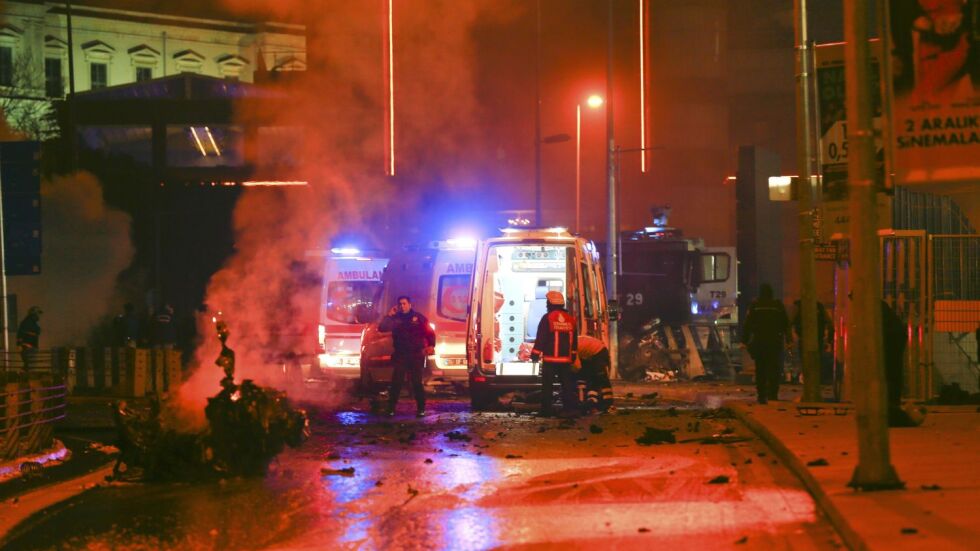 Най-малко 13 души загинаха, 38 са ранени при две експлозии в Истанбул (СНИМКИ и ВИДЕО)
