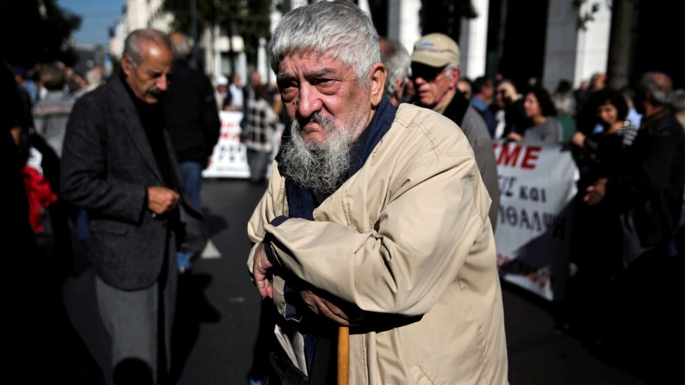 300 000 гърци чакат глоби – не са ваксинирани