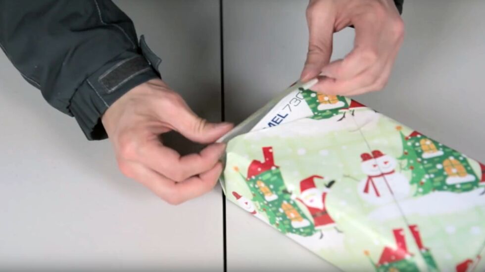 Как да опаковаме подарък за 15 секунди (ВИДЕО)