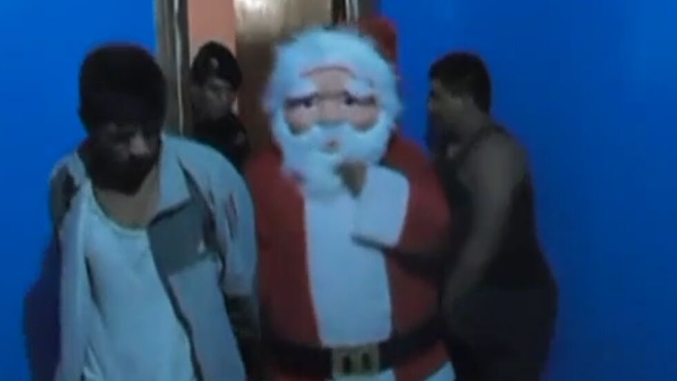 Спецполицаи, облечени като  Дядо Коледа, арестуваха наркотрафиканти (ВИДЕО)
