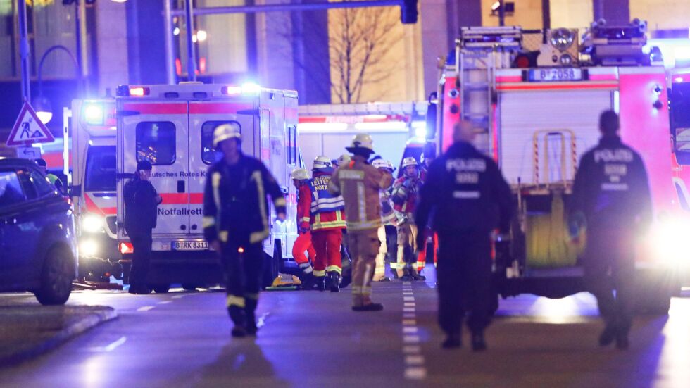 Камион се вряза в коледен базар в Берлин, има убити и ранени (ВИДЕО И СНИМКИ)