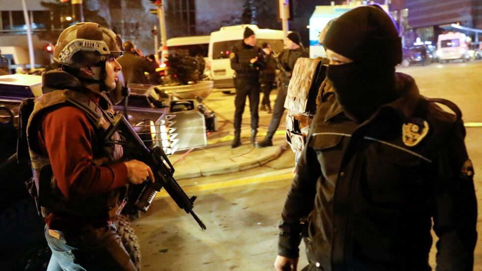 Неизвестен нападател стреля край входа на американското посолство в Турция