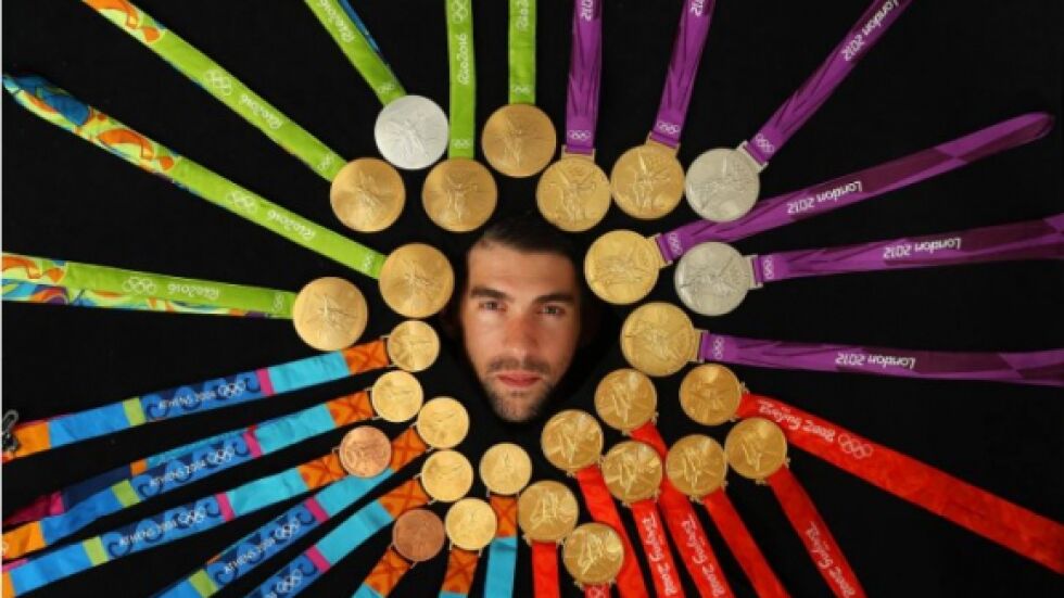 Майкъл Фелпс позира с всичките си 23 златни олимпийски медала