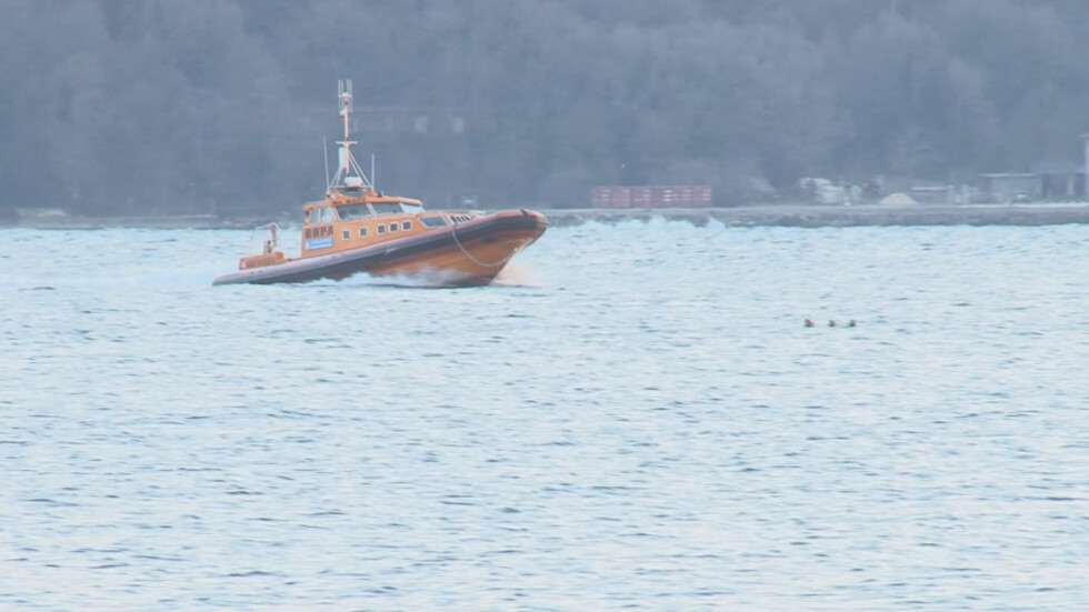 Операция в бурни води: Спасиха голяма група мигранти в Черно море