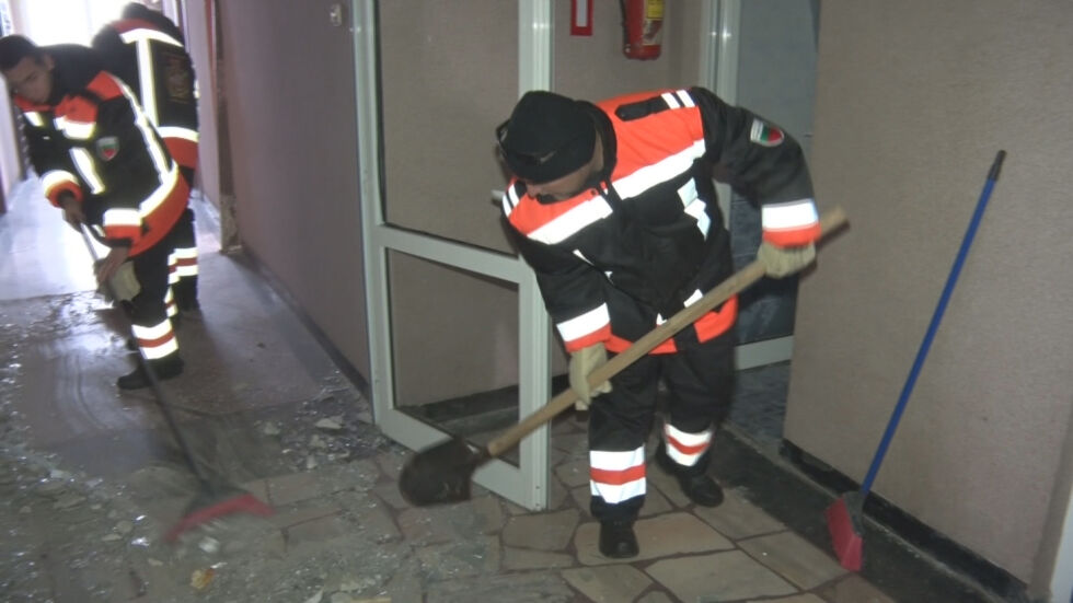 Доброволци помагат с възстановяването на Хитрино след взрива