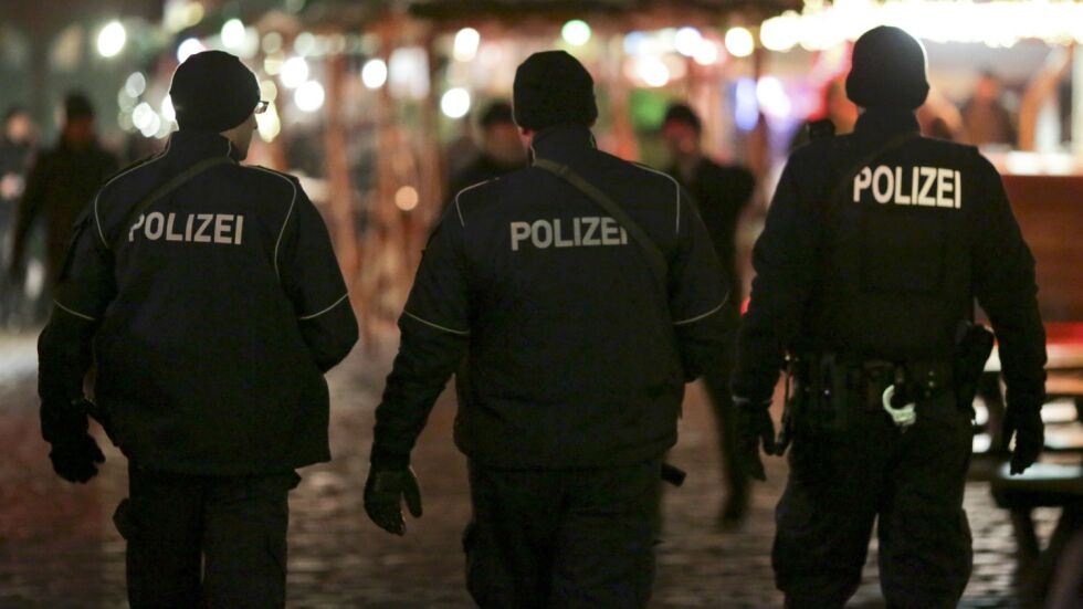 Двама души са арестувани по подозрение, че са подготвяли атентат в германски търговски център 