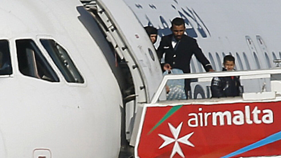 Похитителите на либийския самолет съобщиха искания и пуснаха част от пътниците (НА ЖИВО)