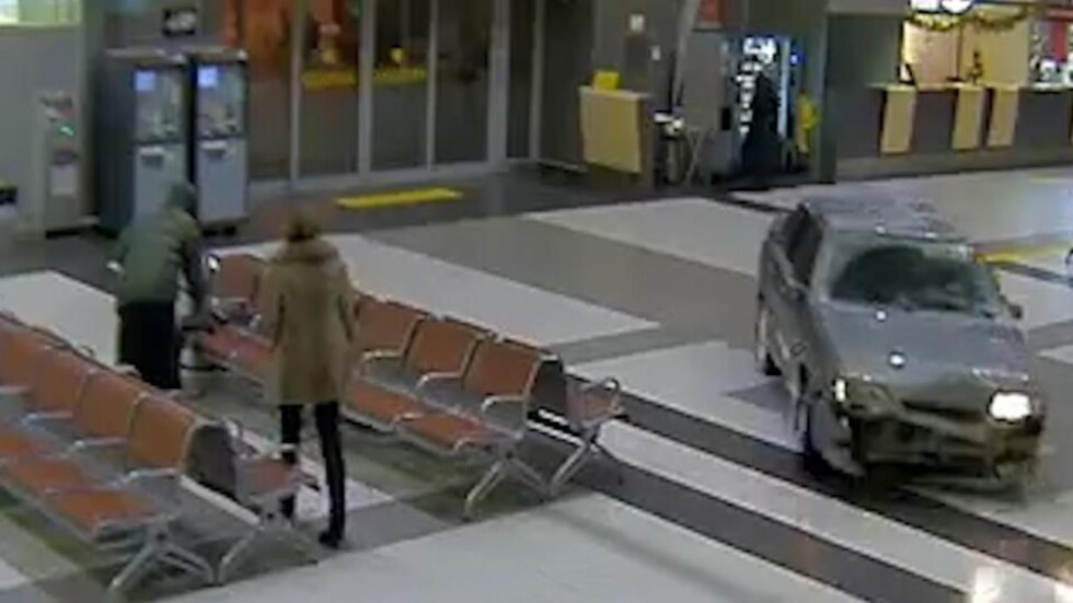 Пиян и дрогиран руснак покара кола в летището на Казан (ВИДЕО)