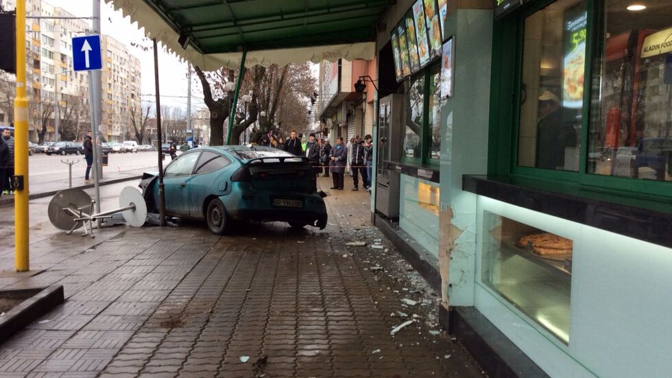 Автомобил се заби в заведение за бързо хранене в София (СНИМКИ)