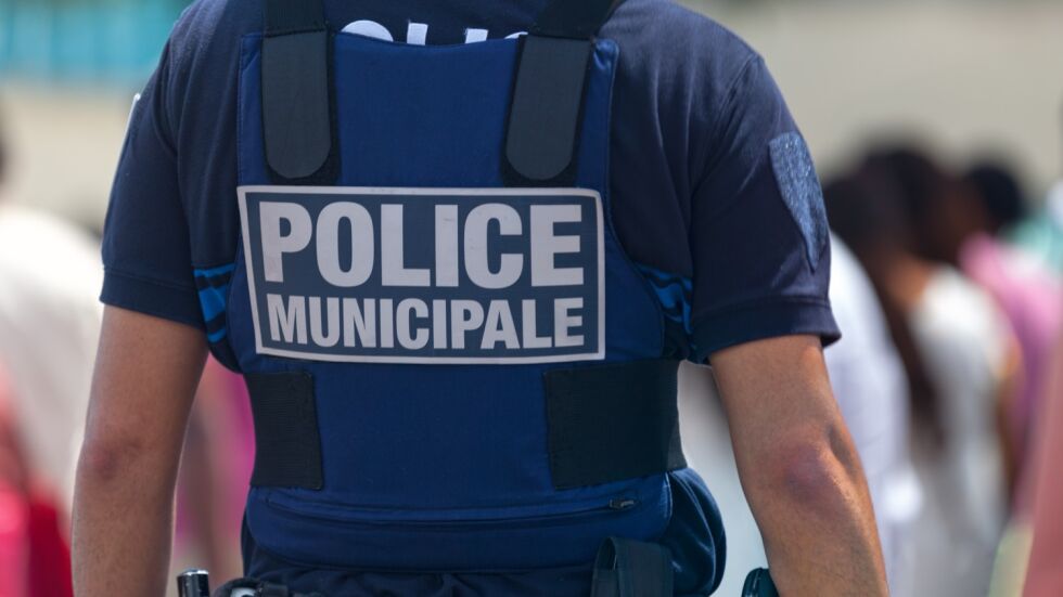 Трима души са задържани във връзка с нападение срещу полицаи в Кан