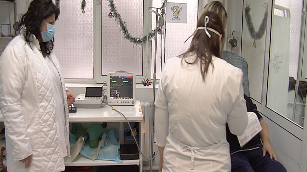 В първия ден на грипната епидемия: Oпашки пред лекарските кабинети в Хасково