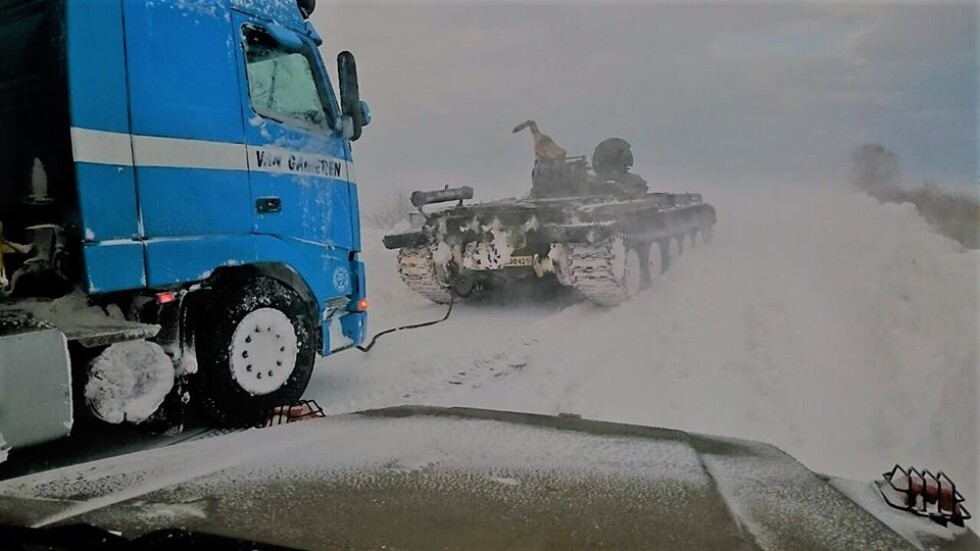 Военни помагат на бедстващите хора на магистрала Тракия