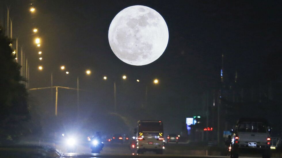 „Студена Луна” освети декемврийското небе по света (СНИМКИ)