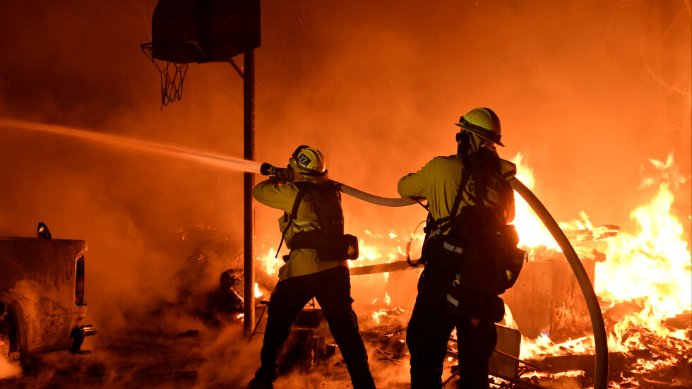 Пожарът в Калифорния се насочи към богатите квартали на Лос Анджелис
