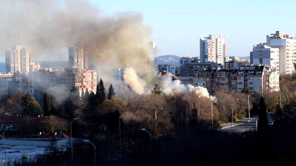 Пожар в склад на Жандармерията стресна Бургас (ВИДЕО)