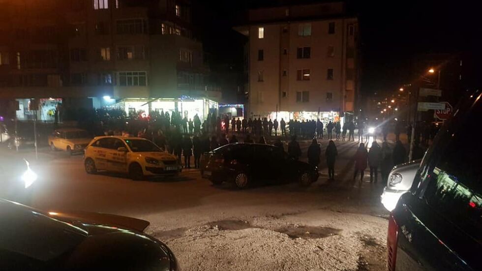 Студенти блокираха кръстовището в Благоевград, където загина 19-годишно момиче