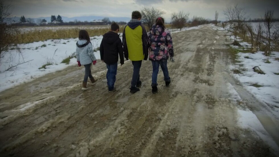 Българчета без родители – колко чести са разсиновяванията и тормоза