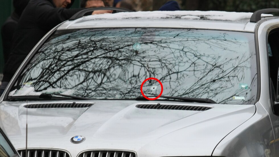 Простреляха данъчен в колата му в София