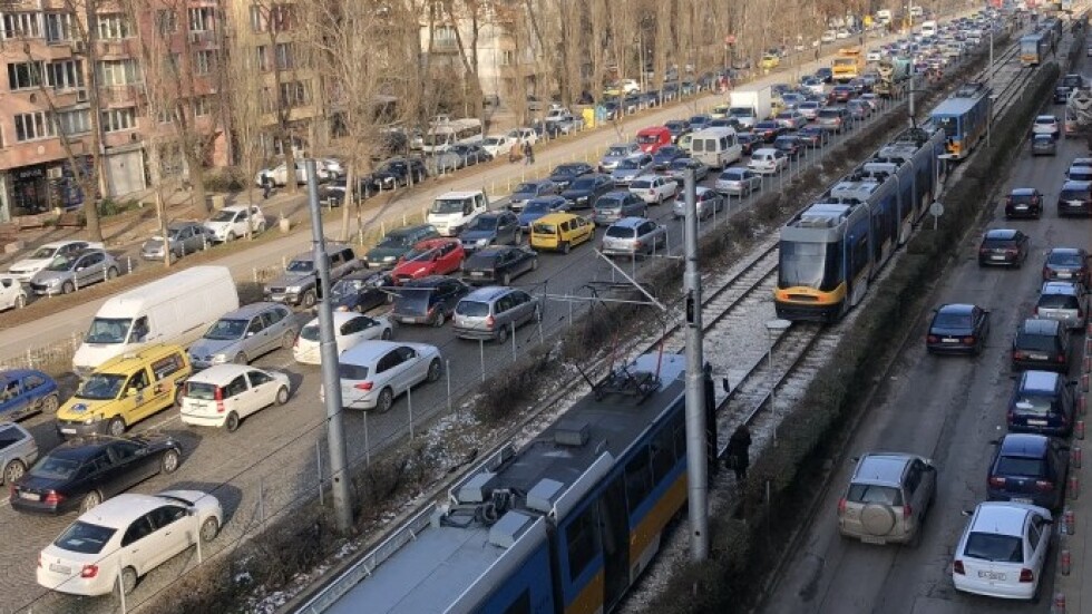 Голяма електроавария спря движението на част от градския транспорт в София (СНИМКИ)