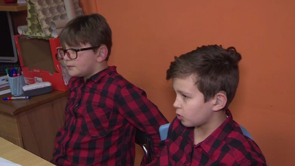 Да откриеш думите: „Българската Коледа” помага на близнаци с увреден слух  