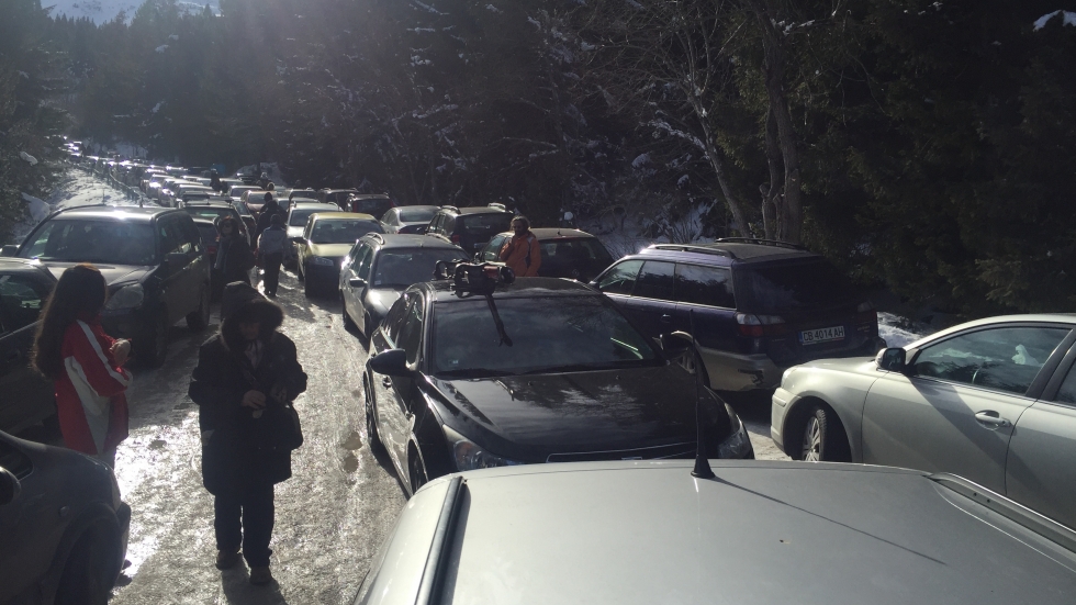 Десетки коли са блокирани в транспортен хаос на Витоша (СНИМКИ и ВИДЕО)