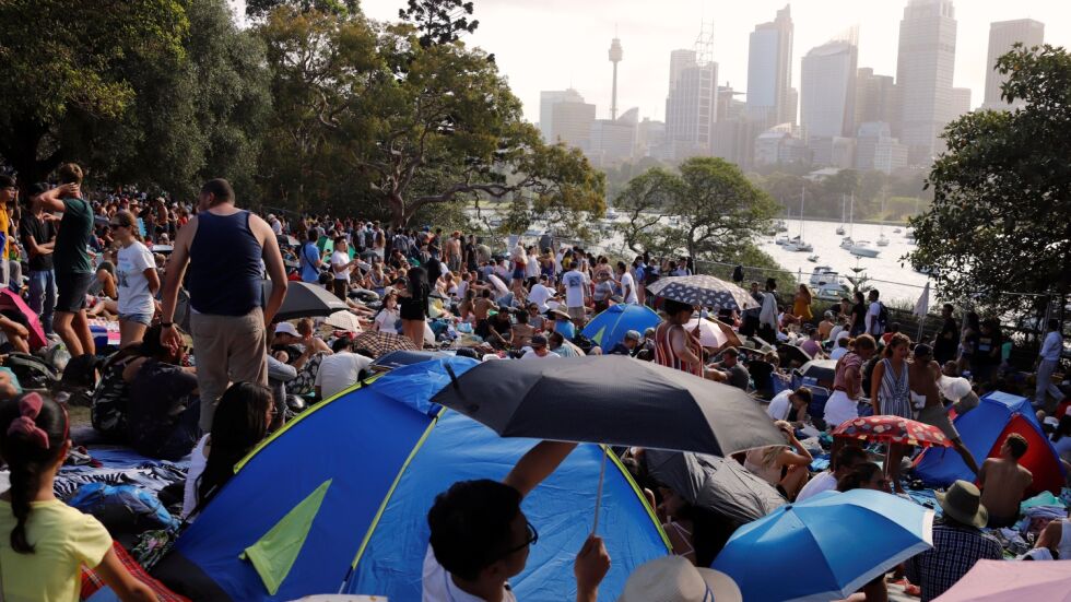 В очакване на новата година: Хиляди се наредиха на опашка за безплатна гледка в Сидни