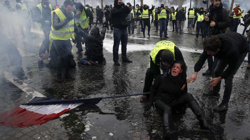 Франция обмисля извънредно положение след поредната нощ на протести